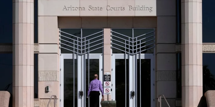 El Tribunal Supremo de Arizona evacuado tras hallarse un paquete con sustancias explosivas