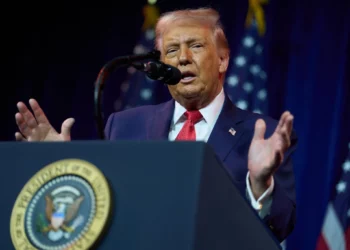 El presidente estadounidense Donald Trump se dirige a los legisladores republicanos de la Cámara de Representantes durante su retiro político anual, el 6 de enero de 2026, en Washington. (AP/Evan Vucci)