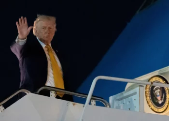 Trump afirma que Irán “recibirá un duro golpe” si continúa matando a manifestantes