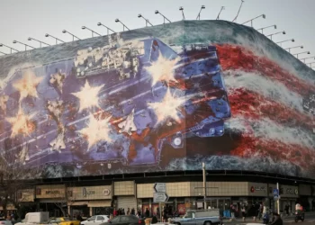 Portaaviones de EE. UU. destruido: aparece en valla publicitaria de Teherán