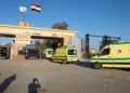 Ambulancias egipcias cruzan el paso fronterizo de Rafah hacia Gaza el 1 de febrero de 2025 para transportar a pacientes palestinos fuera de la Franja. (Kerolos Salah/AFP)