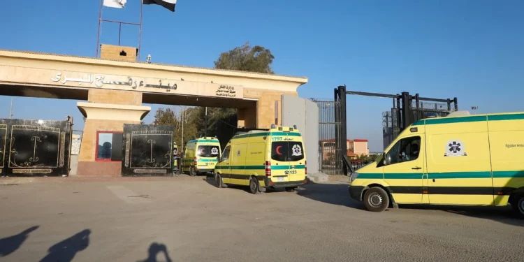 Ambulancias egipcias cruzan el paso fronterizo de Rafah hacia Gaza el 1 de febrero de 2025 para transportar a pacientes palestinos fuera de la Franja. (Kerolos Salah/AFP)