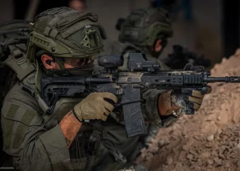 Un combatiente con un fusil de asalto Arad, fabricado por Industrias Armamentísticas de Israel, en una foto sin fecha. (Industrias Armamentísticas de Israel)