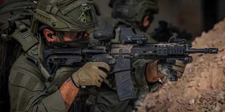 Un combatiente con un fusil de asalto Arad, fabricado por Industrias Armamentísticas de Israel, en una foto sin fecha. (Industrias Armamentísticas de Israel)