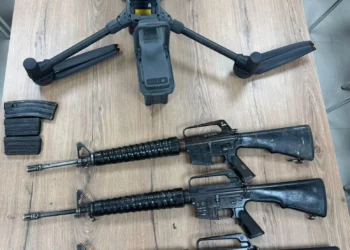 Armas incautadas por las Fuerzas de Defensa de Israel durante un intento de contrabando de armas con drones a través de la frontera con Egipto, en una foto publicada el 5 de enero de 2026. (Fuerzas de Defensa de Israel)
