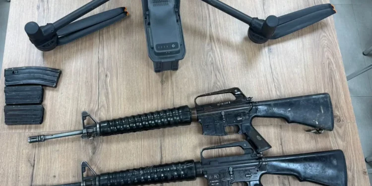 Armas incautadas por las Fuerzas de Defensa de Israel durante un intento de contrabando de armas con drones a través de la frontera con Egipto, en una foto publicada el 5 de enero de 2026. (Fuerzas de Defensa de Israel)