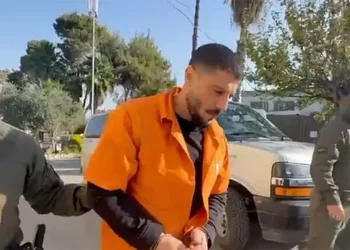 Nidal Abu Latif (centro), flanqueado por agentes en un video publicado por la Policía de Israel el 5 de enero de 2025 (captura de pantalla).