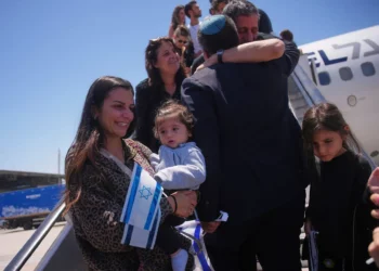 Nuevos inmigrantes judíos de España, Inglaterra, Francia y los Países Bajos desembarcan de un avión un día después del anuncio de un alto el fuego entre Israel e Irán, a su llegada al aeropuerto Ben Gurión, el 25 de junio de 2025. (AP/Ohad Zwigenberg)