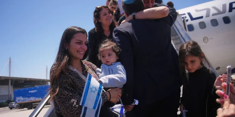 Nuevos inmigrantes judíos de España, Inglaterra, Francia y los Países Bajos desembarcan de un avión un día después del anuncio de un alto el fuego entre Israel e Irán, a su llegada al aeropuerto Ben Gurión, el 25 de junio de 2025. (AP/Ohad Zwigenberg)