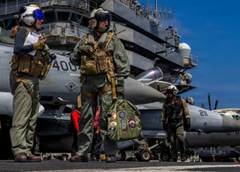 Esta imagen de la Armada de los EE. UU. muestra al capitán Daniel Keeler, oficial al mando del portaaviones clase Nimitz USS Abraham Lincoln, mientras se prepara para volar un helicóptero MH-60R Sea Hawk en el Océano Índico el 23 de enero de 2026. (Marinero especialista en comunicación de masas Daniel Kimmelman/Armada de los EE. UU. vía AP)