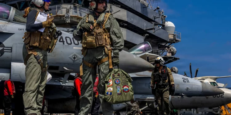 Esta imagen de la Armada de los EE. UU. muestra al capitán Daniel Keeler, oficial al mando del portaaviones clase Nimitz USS Abraham Lincoln, mientras se prepara para volar un helicóptero MH-60R Sea Hawk en el Océano Índico el 23 de enero de 2026. (Marinero especialista en comunicación de masas Daniel Kimmelman/Armada de los EE. UU. vía AP)