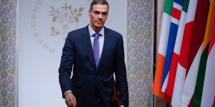 El presidente del Gobierno español, Pedro Sánchez, llega a la reunión de la Coalición de la Voluntad en París, en el Palacio del Elíseo, el 6 de enero de 2026. (Yoan VALAT / POOL / AFP)