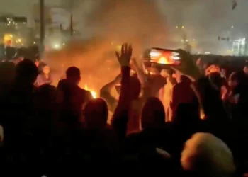 Esta captura de pantalla de un video que circula en redes sociales muestra a manifestantes bailando y vitoreando alrededor de una hoguera en la calle en Teherán, Irán, el 9 de enero de 2026. (UGC vía AP)
