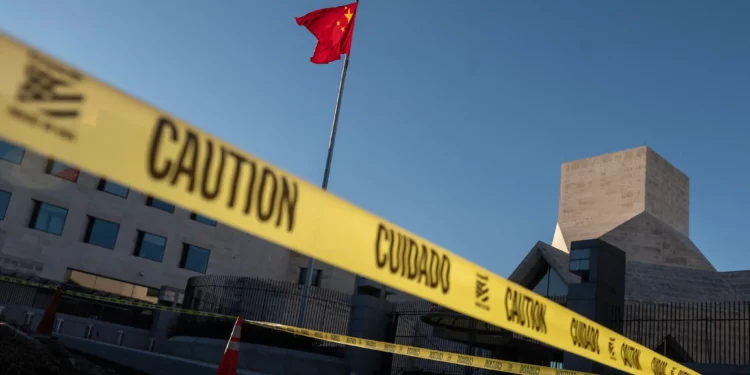 Se ve una cinta de precaución cerca de la embajada de China en Washington, DC, el 24 de septiembre de 2021. (ANDREW CABALLERO-REYNOLDS / AFP)