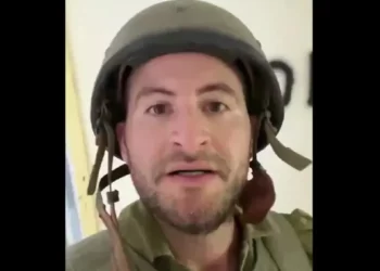Captura de pantalla de un video simulado de un hotel dañado en Gaza, creado por el comediante israelí Guy Hochman el 6 de enero de 2024 (utilizado de acuerdo con la Cláusula 27a de la Ley de Derechos de Autor).