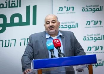 El líder del partido Ra'am, el diputado Mansour Abbas, dirige una reunión de la facción en la Knesset en Jerusalén, el 24 de noviembre de 2025. (Chaim Goldberg/Flash90)