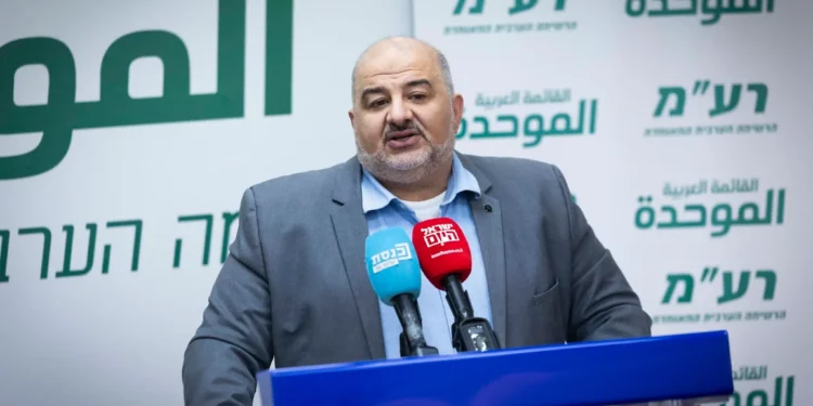 El líder del partido Ra'am, el diputado Mansour Abbas, dirige una reunión de la facción en la Knesset en Jerusalén, el 24 de noviembre de 2025. (Chaim Goldberg/Flash90)