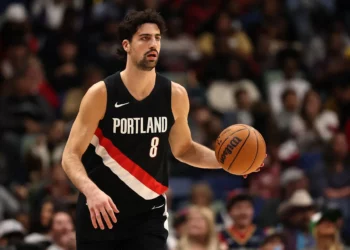 Deni Avdija, de los Portland Trail Blazers, conduce el balón contra los New Orleans Pelicans en el Smoothie King Center de Nueva Orleans, Luisiana, el 2 de enero de 2026. (Chris Graythen/Getty Images/AFP)