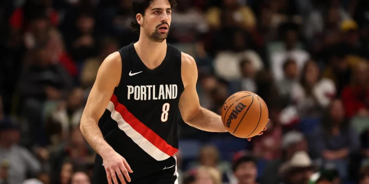 Deni Avdija, de los Portland Trail Blazers, conduce el balón contra los New Orleans Pelicans en el Smoothie King Center de Nueva Orleans, Luisiana, el 2 de enero de 2026. (Chris Graythen/Getty Images/AFP)