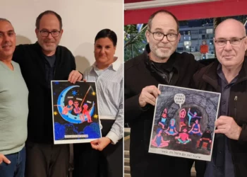 A la izquierda, Engelmayer (centro) con los padres de Tal Keren, quien fue asesinado mientras pescaba en la playa de Zikim por terroristas de Hamás el 7 de octubre de 2023 (Cortesía de Tamar Engelmayer). A la derecha, Engelmayer (izquierda) con el padre de Carmel Gat, quien fue tomado como rehén del kibutz Be'eri el 7 de octubre de 2023 (Cortesía de)