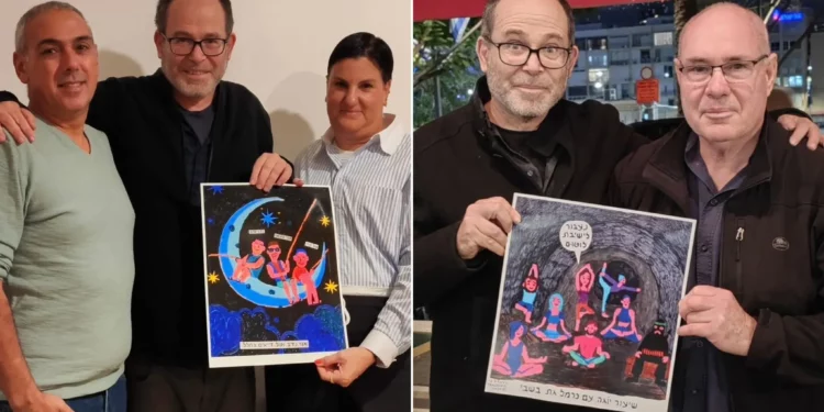 A la izquierda, Engelmayer (centro) con los padres de Tal Keren, quien fue asesinado mientras pescaba en la playa de Zikim por terroristas de Hamás el 7 de octubre de 2023 (Cortesía de Tamar Engelmayer). A la derecha, Engelmayer (izquierda) con el padre de Carmel Gat, quien fue tomado como rehén del kibutz Be'eri el 7 de octubre de 2023 (Cortesía de)