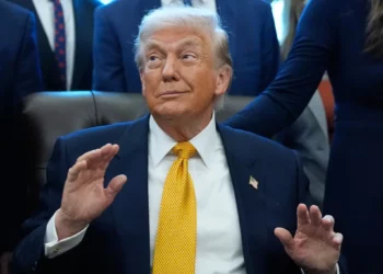 El presidente de Estados Unidos, Donald Trump, habla en la Oficina Oval de la Casa Blanca, el 14 de enero de 2026, en Washington. (AP/Alex Brandon)