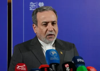 El ministro de Asuntos Exteriores iraní, Abbas Araghchi, habla en una rueda de prensa tras asistir a una conferencia titulada "Derecho internacional bajo ataque: agresión y legítima defensa", en Teherán, Irán, el 16 de noviembre de 2025. (Foto AP/Vahid Salemi)