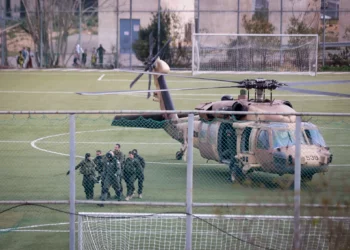 Un soldado israelí herido en Gaza es trasladado al hospital Shaarei Tzedek en Jerusalén, el 29 de diciembre de 2023 (Noam Revkin Fenton/Flash90)