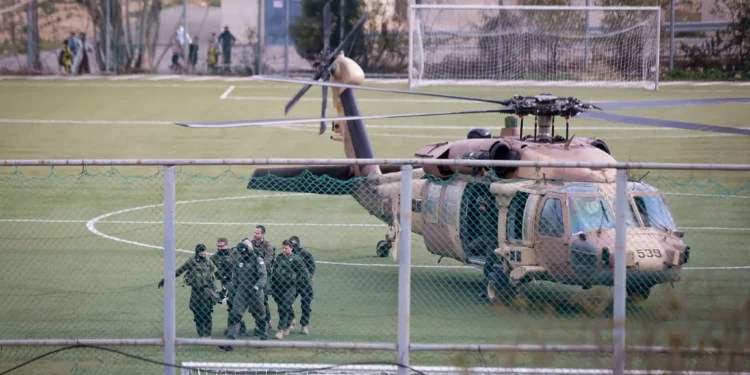 Un soldado israelí herido en Gaza es trasladado al hospital Shaarei Tzedek en Jerusalén, el 29 de diciembre de 2023 (Noam Revkin Fenton/Flash90)