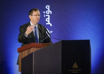 El presidente Isaac Herzog habla durante una conferencia en Givat Haviva, el 6 de enero de 2026. (Tal Gal/Flash90)