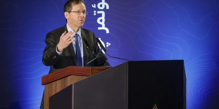 El presidente Isaac Herzog habla durante una conferencia en Givat Haviva, el 6 de enero de 2026. (Tal Gal/Flash90)