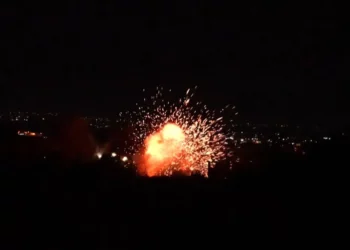 Esta imagen, extraída de una grabación de AFPTV tomada el 5 de enero de 2026, muestra un ataque israelí contra la aldea de Annan, en el sur del Líbano. El ejército israelí afirmó que su objetivo eran los grupos terroristas Hezbolá y Hamás (AFPTV / AFP