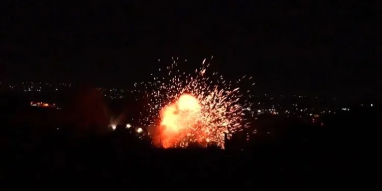 Esta imagen, extraída de una grabación de AFPTV tomada el 5 de enero de 2026, muestra un ataque israelí contra la aldea de Annan, en el sur del Líbano. El ejército israelí afirmó que su objetivo eran los grupos terroristas Hezbolá y Hamás (AFPTV / AFP