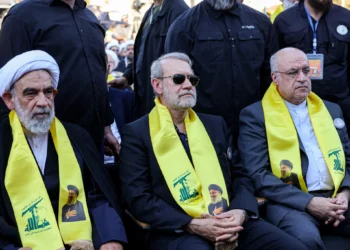El jefe de seguridad de Irán, Ali Larijani (centro), y el embajador de Irán en Líbano, Mojtaba Amani (derecha), asisten a una ceremonia que conmemora el primer aniversario del asesinato a manos de Israel del veterano líder de Hezbo