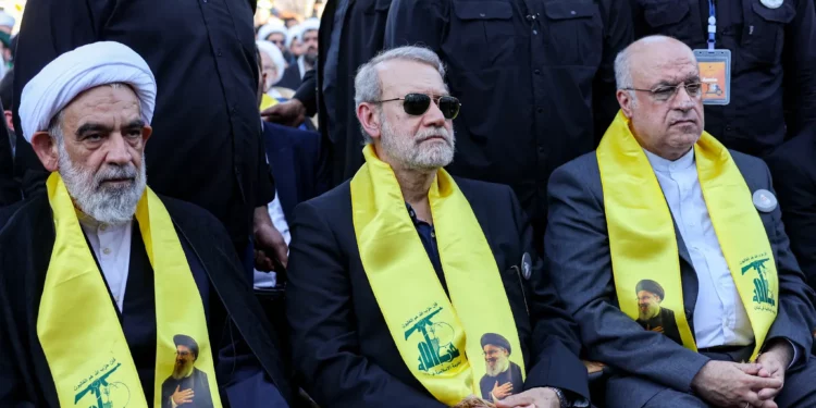 El jefe de seguridad de Irán, Ali Larijani (centro), y el embajador de Irán en Líbano, Mojtaba Amani (derecha), asisten a una ceremonia que conmemora el primer aniversario del asesinato a manos de Israel del veterano líder de Hezbo