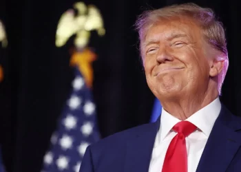 El presidente de Estados Unidos, Donald Trump, sonríe antes de pronunciar un discurso en un evento de reclutamiento de voluntarios republicanos de Nevada en Las Vegas, Nevada, el 8 de julio de 2023 (MARIO TAMA / Getty Images vía AFP)