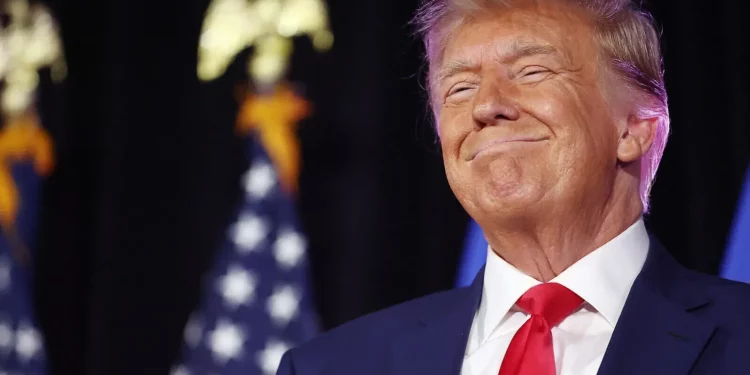 El presidente de Estados Unidos, Donald Trump, sonríe antes de pronunciar un discurso en un evento de reclutamiento de voluntarios republicanos de Nevada en Las Vegas, Nevada, el 8 de julio de 2023 (MARIO TAMA / Getty Images vía AFP)