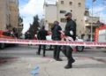 Médicos y policías en el lugar de un incidente en una guardería de Jerusalén, el 19 de enero de 2026 (Chaim Goldberg/Flash90)