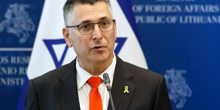 El ministro de Asuntos Exteriores, Gideon Sa'ar, pronuncia una rueda de prensa conjunta con su homólogo lituano en el Ministerio de Asuntos Exteriores en Vilna el 1 de julio de 2025. (Petras Malukas / AFP)