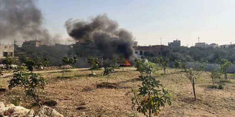 Quema ilegal de residuos electrónicos cerca de Azzoun, al norte de Cisjordania, el 24 de noviembre de 2025. (Sue Surkes/Times of Israel)