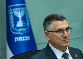 El ministro de Asuntos Exteriores, Gideon Sa'ar, asiste a una reunión del Comité de Defensa y Asuntos Exteriores de la Knesset, el 2 de diciembre de 2025. (Yonatan Sindel/Flash90)