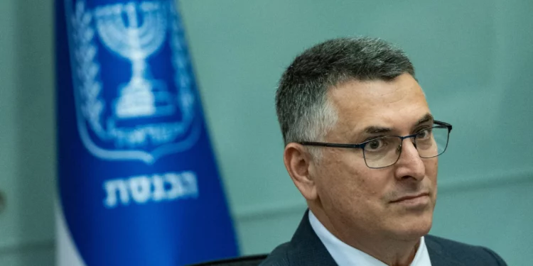 El ministro de Asuntos Exteriores, Gideon Sa'ar, asiste a una reunión del Comité de Defensa y Asuntos Exteriores de la Knesset, el 2 de diciembre de 2025. (Yonatan Sindel/Flash90)