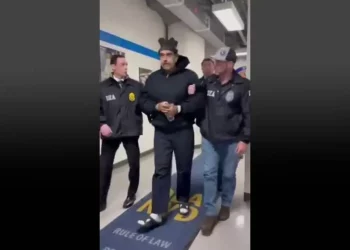 Esta captura de pantalla tomada de la cuenta X de Rapid Response 47, una cuenta oficial de la Casa Blanca, muestra al presidente venezolano Nicolás Maduro (C) escoltado por agentes de la DEA dentro de la sede de la Administración de Control de Drogas de Estados Unidos (DEA) en Manhattan, Nueva York, el 3 de enero de 2026. (Cuenta X de Rapid Response 47 / AFP)