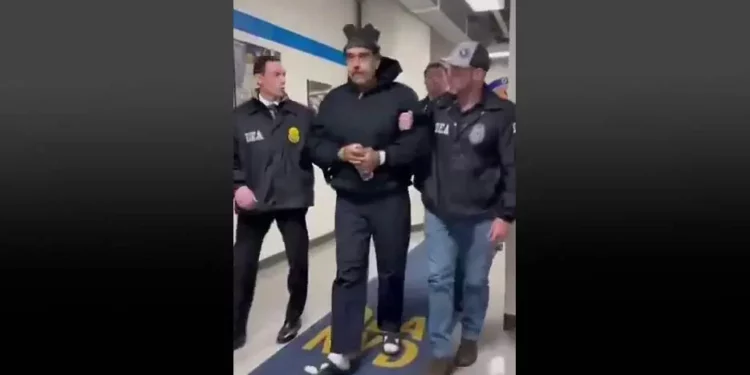 Esta captura de pantalla tomada de la cuenta X de Rapid Response 47, una cuenta oficial de la Casa Blanca, muestra al presidente venezolano Nicolás Maduro (C) escoltado por agentes de la DEA dentro de la sede de la Administración de Control de Drogas de Estados Unidos (DEA) en Manhattan, Nueva York, el 3 de enero de 2026. (Cuenta X de Rapid Response 47 / AFP)