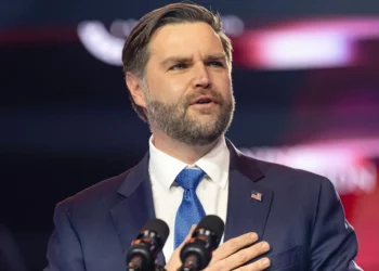 El vicepresidente estadounidense, J. D. Vance, habla durante el AmericaFest 2025 de Turning Point USA, el 21 de diciembre de 2025, en Phoenix. (AP/Jon Cherry)