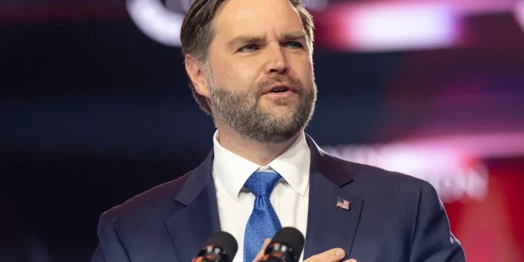 El vicepresidente estadounidense, J. D. Vance, habla durante el AmericaFest 2025 de Turning Point USA, el 21 de diciembre de 2025, en Phoenix. (AP/Jon Cherry)