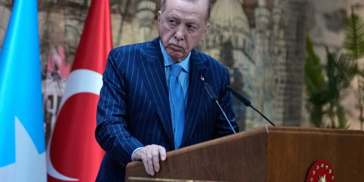 El presidente de Turquía, Recep Tayyip Erdogan, escucha al presidente de Somalia, Hassan Sheikh Mohamud, durante una conferencia de prensa conjunta en Estambul, Turquía, el 30 de diciembre de 2025. (Foto AP/Khalil Hamra)