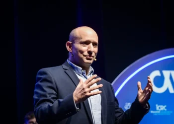 El ex primer ministro Naftali Bennett habla en la Semana Cibernética anual en la Universidad de Tel Aviv el 9 de diciembre de 2025. (Avshalom Sassoni/Flash90)