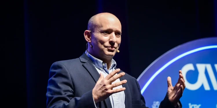 El ex primer ministro Naftali Bennett habla en la Semana Cibernética anual en la Universidad de Tel Aviv el 9 de diciembre de 2025. (Avshalom Sassoni/Flash90)