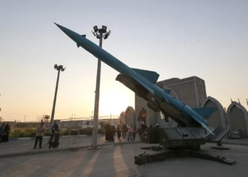 Iraníes visitan una exposición de misiles y drones en Teherán el 12 de noviembre de 2025. (ATTA KENARE / AFP)